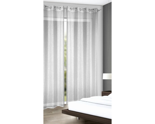 Gordijnen met ogen van transparante stof in de slaapkamer.