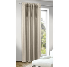 Beige gordijn voor raam met daglicht