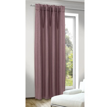 Lang, geplooid gordijn voor een raam