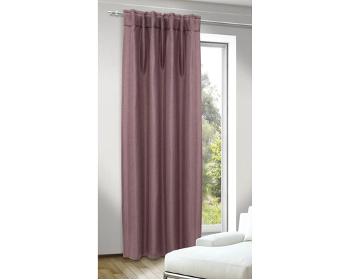 Lang, geplooid gordijn voor een raam