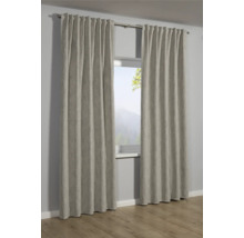 Twee gordijnen voor een raam met uitzicht op de natuur.