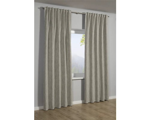 Twee gordijnen voor een raam met uitzicht op de natuur.