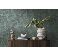 Interieur met een kast, decoraties en een groen bladerbehang