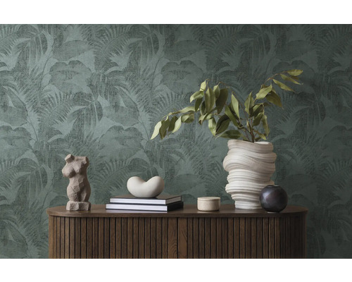 Interieur met een kast, decoraties en een groen bladerbehang