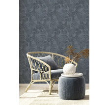 Scene met rotan stoel, kruk en behang met bloemmotief