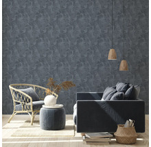 Woonkamer met donker behang met motief, fauteuil en bank