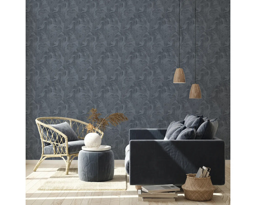 Woonkamer met donker behang met motief, fauteuil en bank