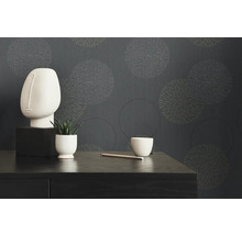 Interieur items voor een grijs behang met cirkelvormige patronen