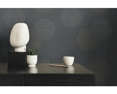 Interieur items voor een grijs behang met cirkelvormige patronen