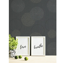 Behang met cirkelpatroon achter decoraties