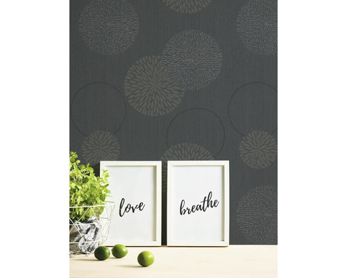 Behang met cirkelpatroon achter decoraties