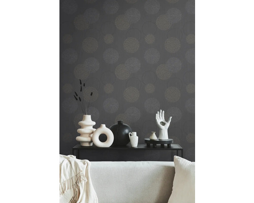 Decoratieve woonkamer met behang met motief, bank en diverse vazen op een zwarte tafel