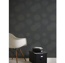 Scene met behang met motief, stoel en opbergdozen.