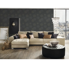 Woonkamer met hoekbank, gestoffeerde hocker en decoratieve objecten