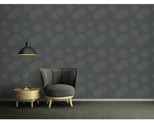 Moderne woonkamer met grijs behang, fauteuil en lamp