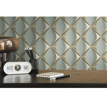 Decoratieve wanddecoratie met geometrisch behang, bureau-accessoires en tafellamp voor een stijlvolle sfeer.