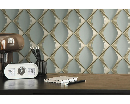 Decoratieve wanddecoratie met geometrisch behang, bureau-accessoires en tafellamp voor een stijlvolle sfeer.