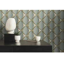 Decoratieve kamer met patroonbehang, een sculptuur, een plant en een bureau