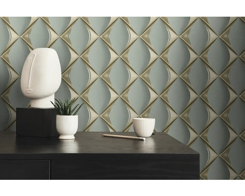 Decoratieve kamer met patroonbehang, een sculptuur, een plant en een bureau