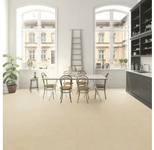 Lichte eetkamer met tafel, stoelen en groot raam