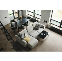Lichte woninginrichting met hoekbank, eettafel en stoelen