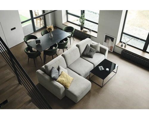 Lichte woninginrichting met hoekbank, eettafel en stoelen