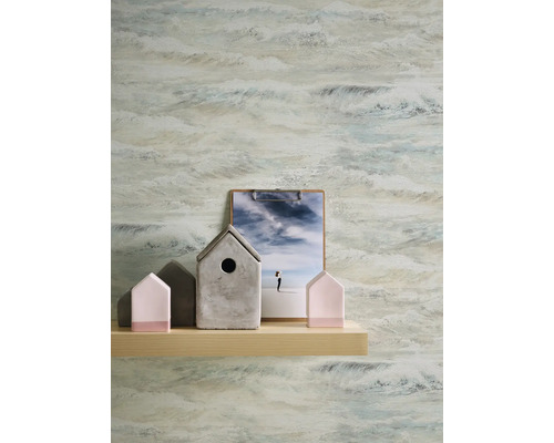 Decoratieve muurschildering met abstracte golfpatronen, houten plank, decoratieve huizen en een foto