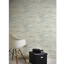 Kameroverzicht met patroonbehang, een stoel en opbergdozen