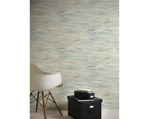 Kameroverzicht met patroonbehang, een stoel en opbergdozen