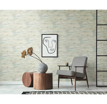 Scene met behang met motief, fauteuil, kunstwerk en bijzettafels voor kamerontwerp