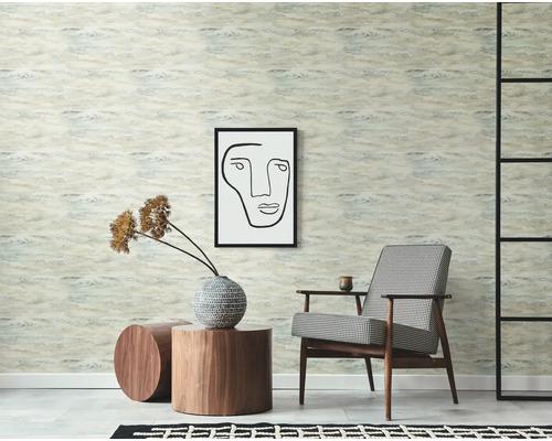 Scene met behang met motief, fauteuil, kunstwerk en bijzettafels voor kamerontwerp