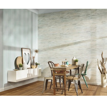 Eetkamer met houten tafel, stoelen en gedecoreerde muren.