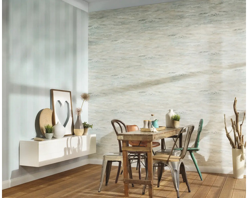 Eetkamer met houten tafel, stoelen en gedecoreerde muren.