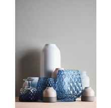 Arrangement van diverse decoratieve vazen van glas en keramiek