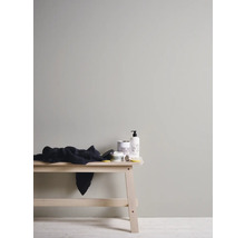 Lichte, vriendelijke badkamerscène met houten bank, badtextiel en verzorgingsproducten