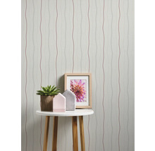 Decoratief behang met golvende lijnen in een kamer