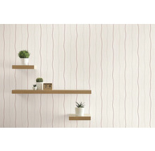 Decoratieve muur met behang met golfpatroon en planken met planten