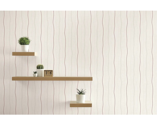 Decoratieve muur met behang met golfpatroon en planken met planten