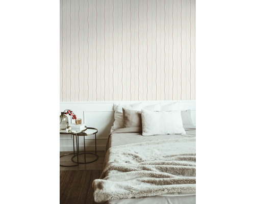 Slaapkamer met behang met patroon met golvende lijnen.