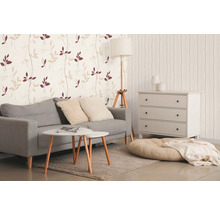 Woonkamer met bank, salontafel en behang met motief