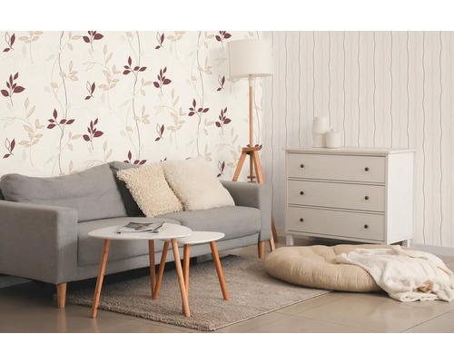 Woonkamer met bank, salontafel en behang met motief