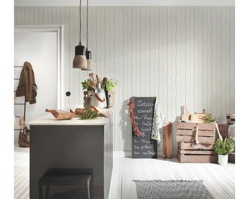 Lichte keuken met kookeiland, hanglampen en schoolbord met weekmenu