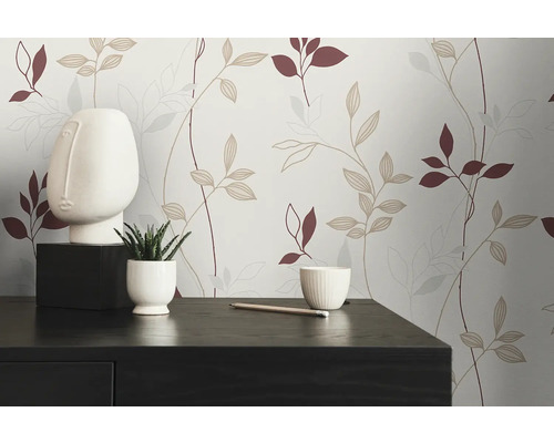 Decoratieve wand met behang met bladmotief, minimalistisch beeldhouwwerk en kamerplant