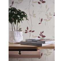 Decoratief behang met plantenmotief in een heldere, vriendelijke kamer.