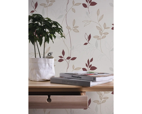 Decoratief behang met plantenmotief in een heldere, vriendelijke kamer.