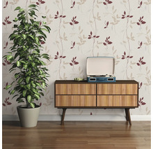 Interieur met patroonbehang, plant en dressoir met platenspeler