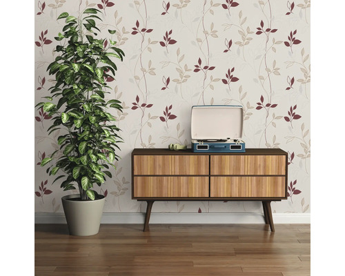 Interieur met patroonbehang, plant en dressoir met platenspeler