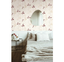 Slaapkamer met behang met bladerpatroon en spiegel