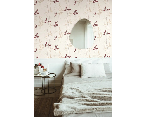 Slaapkamer met behang met bladerpatroon en spiegel
