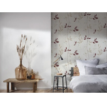 Slaapkamer met bloemenbehang, bed, lamp en decoraties